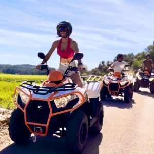 Drei Personen fahren bei Sonnenschein auf Quads durch Mallorcas Landschaft, quad tour